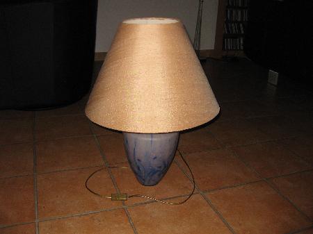 Détails : www.kwala.ch Luminaire en porcelaine et verre, Lampe pompoms rouges originale, Lampe fait main naturelle et épurée, Superbe luminaire dans les tons pastels, Reproduction lampe résine pâte de verre, Superbe lampe en poterie gruérienne.