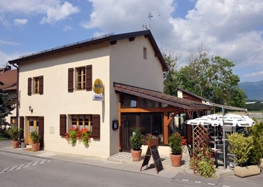 Détails : www.cafedulevant.ch Un restaurant de campagne au cœur du village d'Aire-La-Ville.