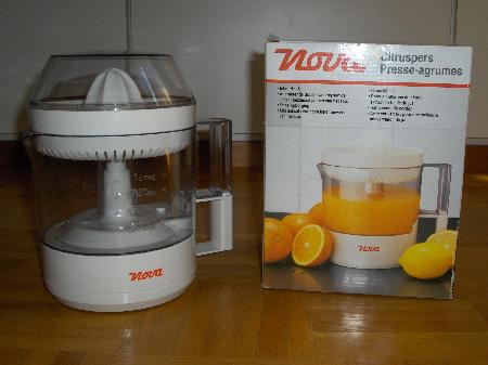 Détails : www.kwala.ch Machine faire Pain Paniflor, Presse agrumes électrique NEUF, Batterie de cuisine inox, Cuiseur vapeur Tefal bon état, Centrifugeuse Coop à moitié prix, Set fondue (rechaud, caquelon)